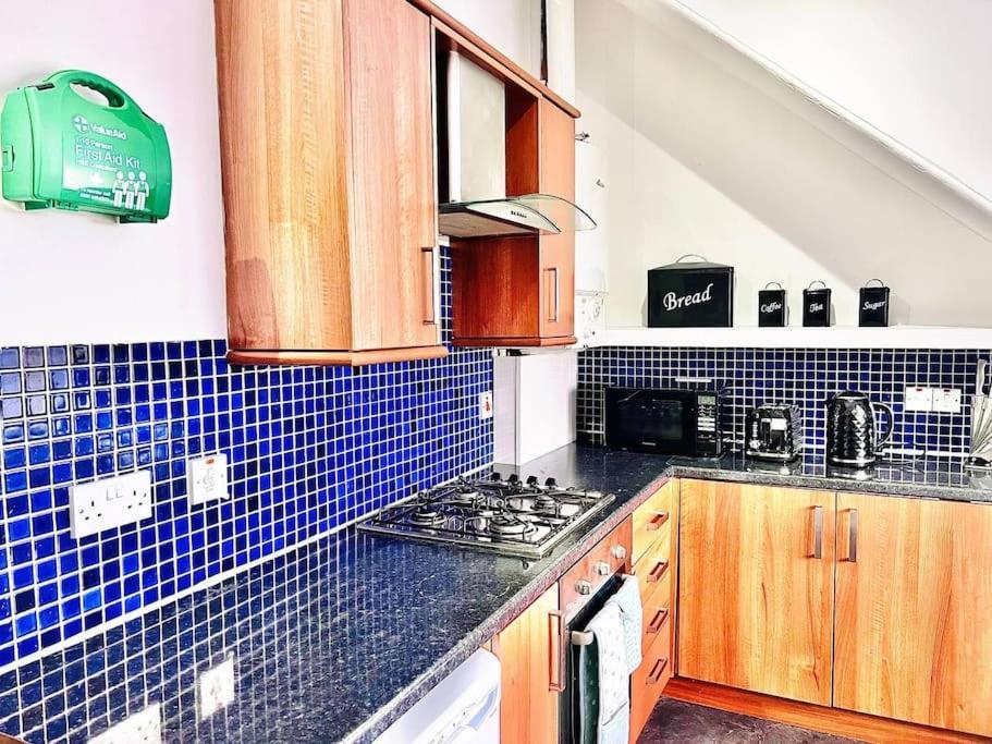 Crown House Two Bedroom Apartment Aberdeen Esterno foto