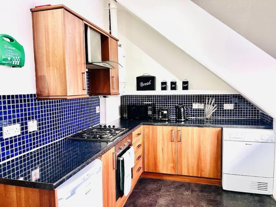 Crown House Two Bedroom Apartment Aberdeen Esterno foto