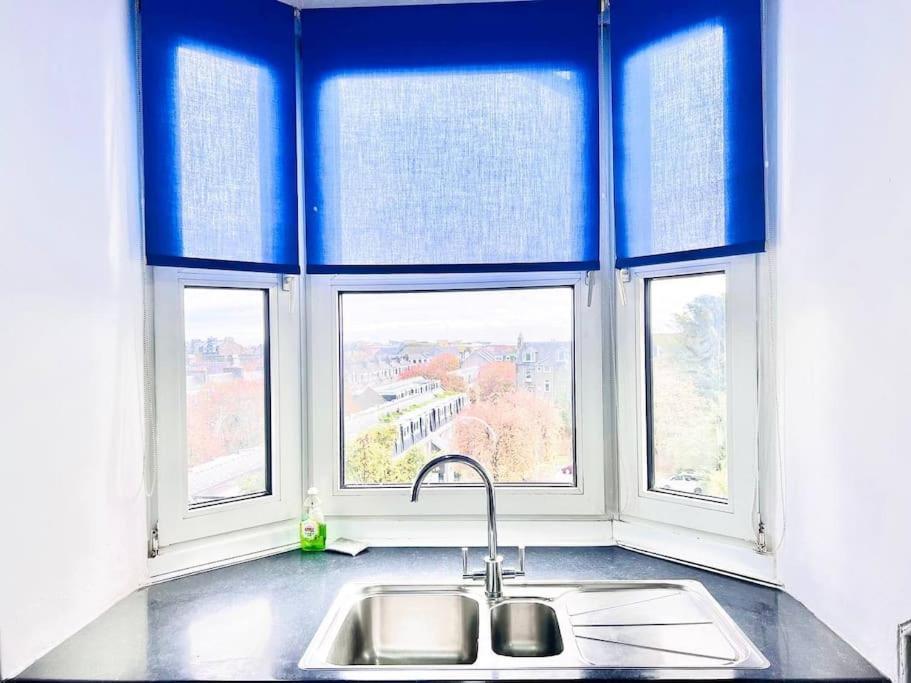Crown House Two Bedroom Apartment Aberdeen Esterno foto