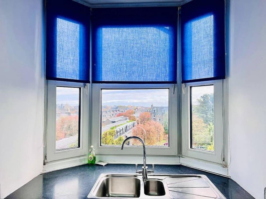 Crown House Two Bedroom Apartment Aberdeen Esterno foto