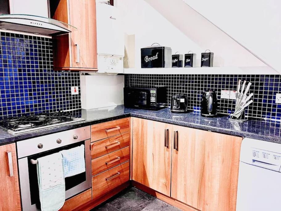 Crown House Two Bedroom Apartment Aberdeen Esterno foto