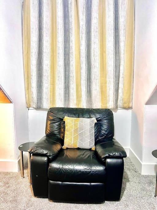 Crown House Two Bedroom Apartment Aberdeen Esterno foto
