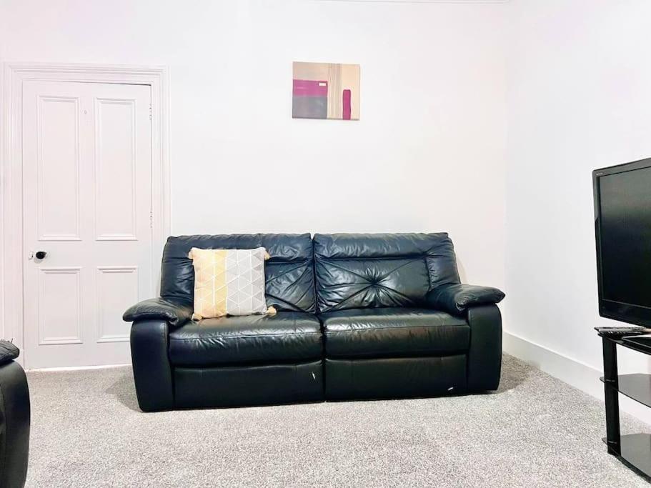 Crown House Two Bedroom Apartment Aberdeen Esterno foto