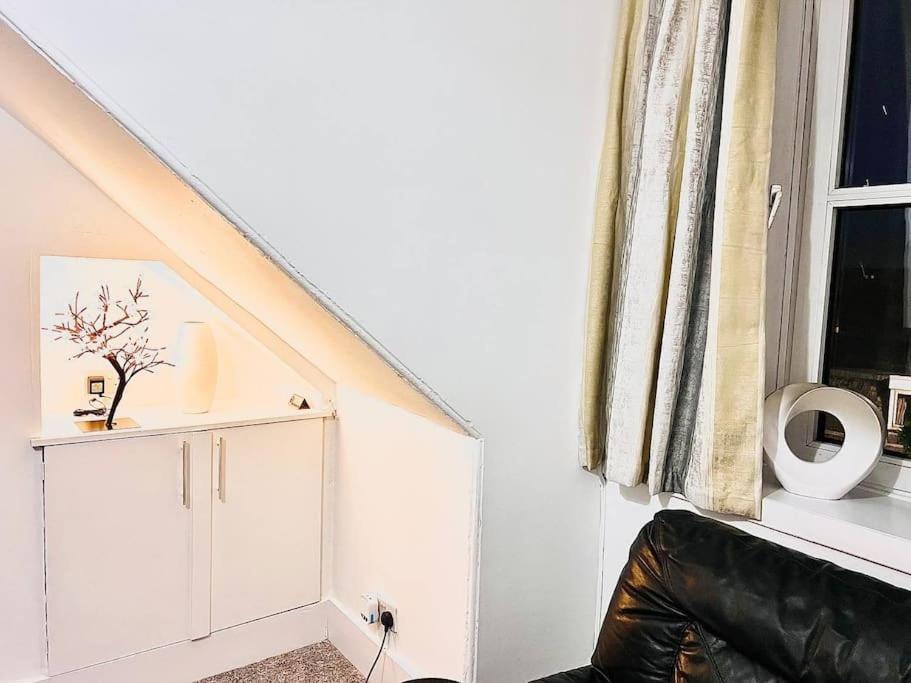 Crown House Two Bedroom Apartment Aberdeen Esterno foto